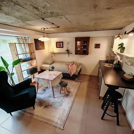 Апартаменты Magnolia With Free Parking